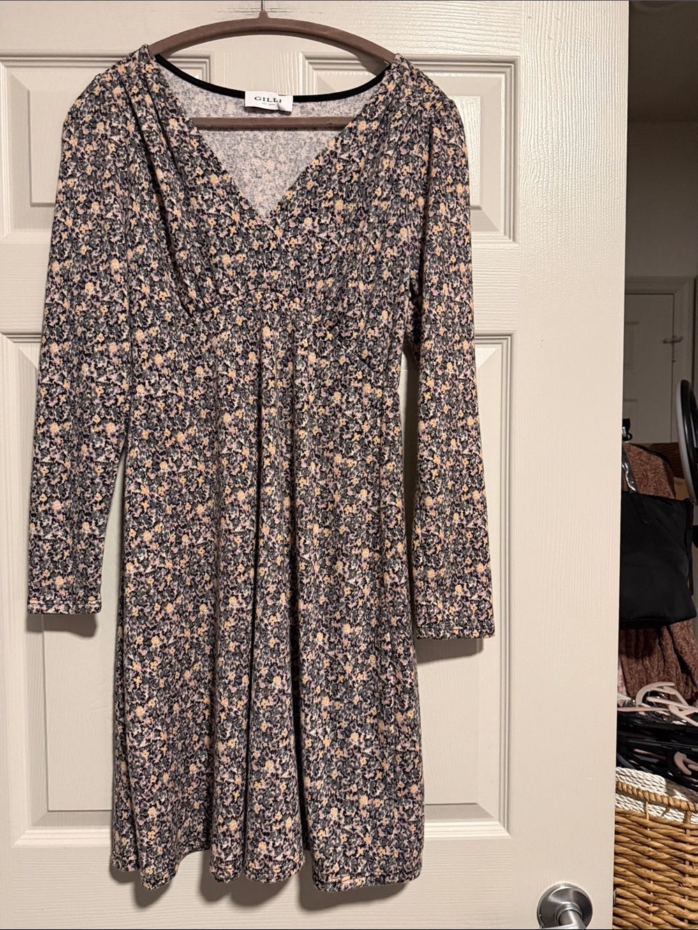 Gilli Long-Sleeve V-Neck Floral Dress in Black and Cream